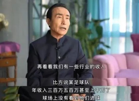 同步曝光的“人间值得”版终极海报，同样紧扣“相守”主题，二孩妈妈许烈英与丈夫，遥望着人世间的美好景象